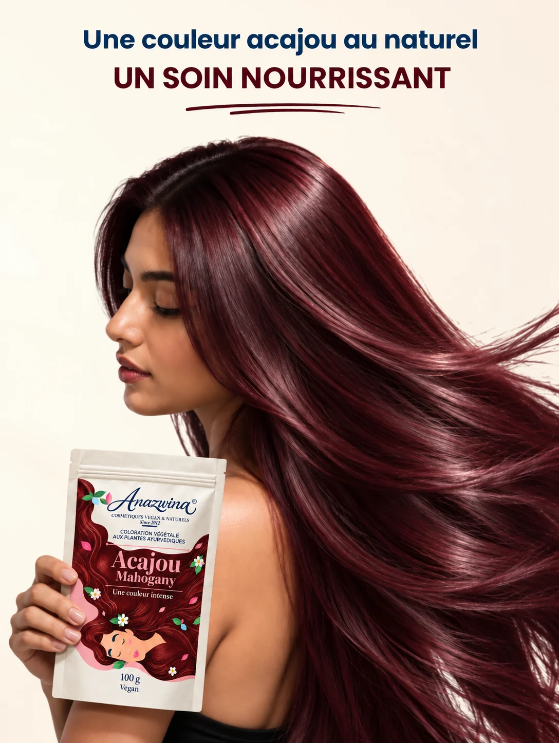 Femme aux cheveux acajou tenant la coloration végétale Acajou Anazwina 100 g