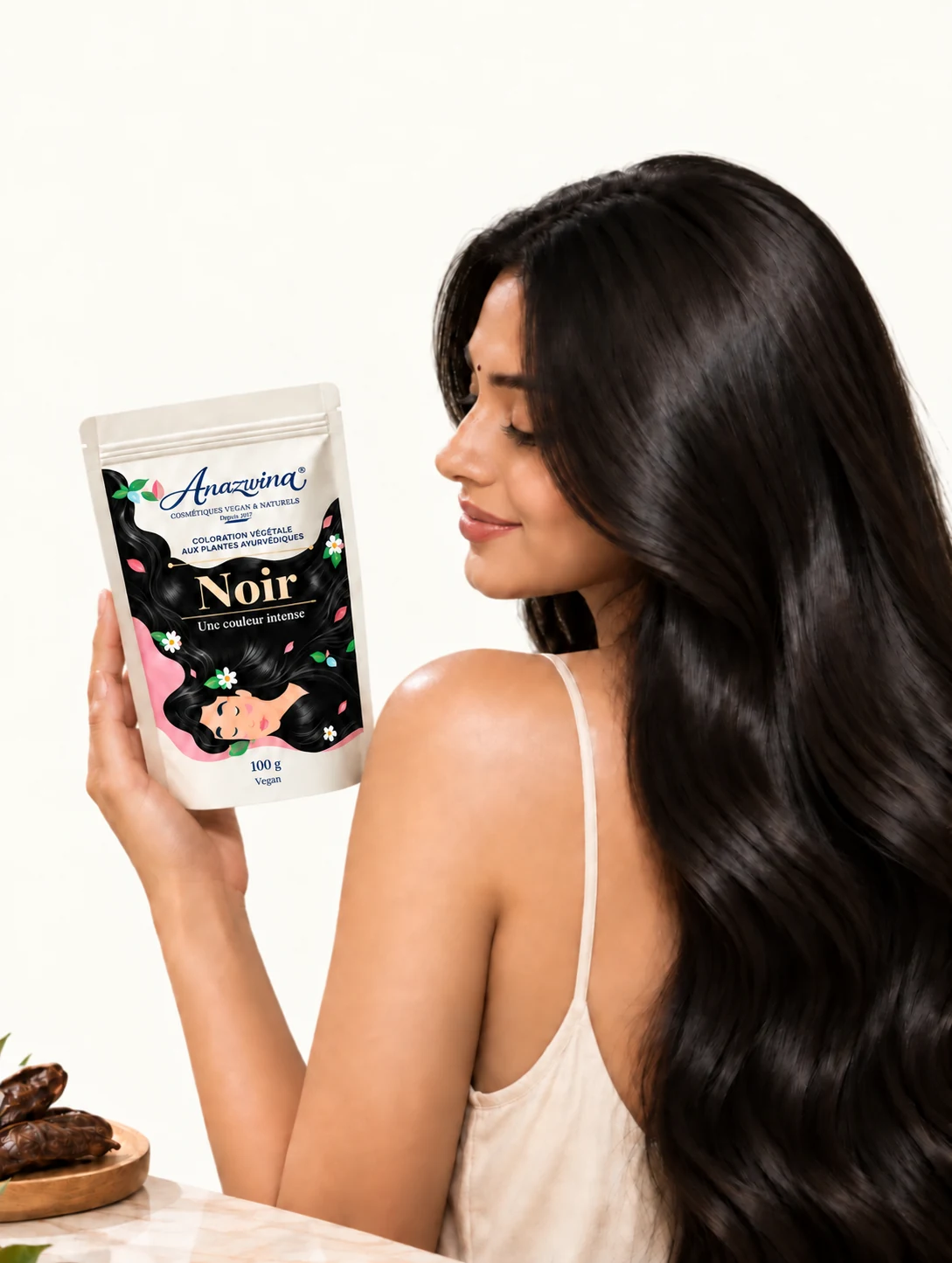 Femme aux cheveux noirs tenant la coloration végétale Noir Anazwina.