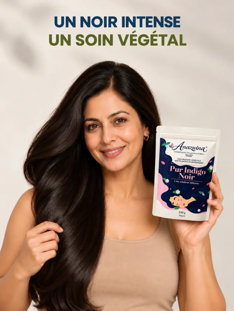 Femme aux cheveux noirs tenant le sachet Pur Indigo Noir Anazwina 100 g — Un noir intense, un soin végétal